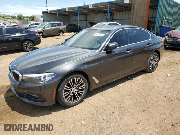 2018 BMW 5 Series 530i z VIN WBAJA5C51JWA37594, wystawiony jako Copart lot #63375575 z przebiegiem 139 974 mil mil oraz Czysty tytuł • Clean title. Historia ofert i sprzedaży dostępna na DreamBid. Obrazek 1.