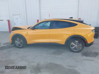 2023 Ford Mustang Mach-E Select z VIN 3FMTK1SS4PMA19732, wystawiony jako IAAI lot #41531482 z przebiegiem 10 810 mil mil oraz . Historia ofert i sprzedaży dostępna na DreamBid. Obrazek 14.