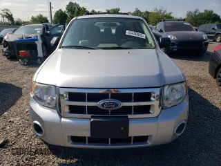 2011 Ford Escape XLS z VIN 1FMCU0C77BKB10475, wystawiony jako Copart lot #65480065 z przebiegiem 90 760 mil mil oraz Czysty tytuł • Clean title. Historia ofert i sprzedaży dostępna na DreamBid. Obrazek 5.
