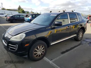 2010 Porsche Cayenne z VIN WP1AA2AP9ALA08542, wystawiony jako Copart lot #53385205 z przebiegiem 136 484 mil mil oraz Tytuł czysty. Historia ofert i sprzedaży dostępna na DreamBid. Obrazek 1.
