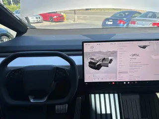 2024 Tesla Cybertruck z VIN 7G2CEHED6RA004507, wystawiony jako Copart lot #54939974 z przebiegiem 387 mil mil oraz . Historia ofert i sprzedaży dostępna na DreamBid. Obrazek 9.
