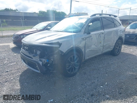 2022 Kia Sorento SX z VIN 5XYRKDLF6NG093083, wystawiony jako IAAI lot #42170584 z przebiegiem 60 848 mil mil oraz . Historia ofert i sprzedaży dostępna na DreamBid. Obrazek 2.