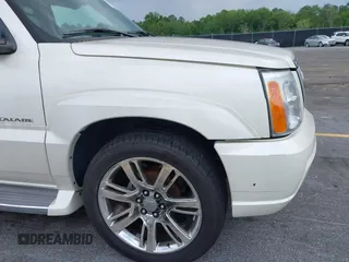 2005 Cadillac Escalade z VIN 1GYEK63N55R123817, wystawiony jako IAAI lot #42263549 z przebiegiem 297 279 mil mil oraz . Historia ofert i sprzedaży dostępna na DreamBid. Obrazek 6.
