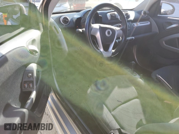 2011 Smart fortwo Pure z VIN WMEEJ3BA1BK431045, wystawiony jako Copart lot #87462044 z przebiegiem 22 128 mil mil oraz Szkoda całkowita • Salvage title. Historia ofert i sprzedaży dostępna na DreamBid. Obrazek 8.