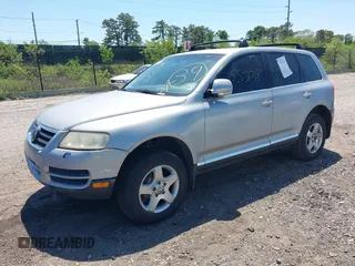 2004 Volkswagen Touareg z VIN WVGBC67L74D017200, wystawiony jako IAAI lot #42305070 z przebiegiem Nie podano mil oraz . Historia ofert i sprzedaży dostępna na DreamBid. Obrazek 2.