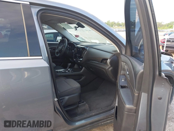 2020 Chevrolet Traverse LS z VIN 1GNERFKW2LJ276394, wystawiony jako IAAI lot #42167725 z przebiegiem 55 975 mil mil oraz . Historia ofert i sprzedaży dostępna na DreamBid. Obrazek 5.