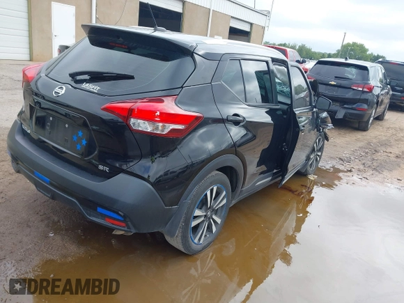 2019 Nissan Kicks SV z VIN 3N1CP5CU1KL526103, wystawiony jako IAAI lot #40405698 z przebiegiem 76 009 mil mil oraz . Historia ofert i sprzedaży dostępna na DreamBid. Obrazek 4.