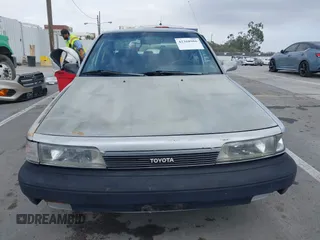 1990 Toyota Camry z VIN 4T1SV24E0LU190211, wystawiony jako IAAI lot #42368986 z przebiegiem 145 167 mil mil oraz . Historia ofert i sprzedaży dostępna na DreamBid. Obrazek 12.