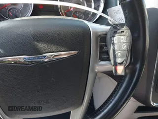 2013 Chrysler Town & Country Touring z VIN 2C4RC1BG7DR583239, wystawiony jako IAAI lot #41955325 z przebiegiem 183 880 mil mil oraz . Historia ofert i sprzedaży dostępna na DreamBid. Obrazek 11.