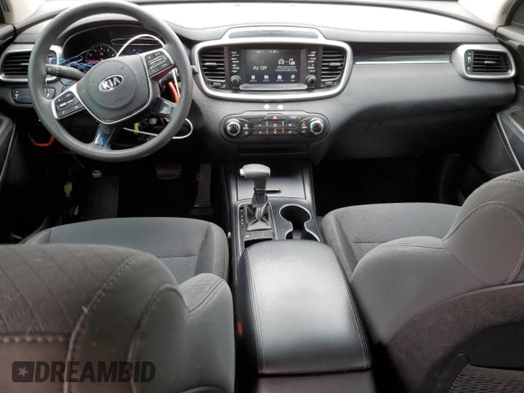 2020 Kia Sorento S z VIN 5XYPG4A5XLG612720, wystawiony jako Copart lot #55496335 z przebiegiem 98 995 mil mil oraz Czysty tytuł • Clean title. Historia ofert i sprzedaży dostępna na DreamBid. Obrazek 8.
