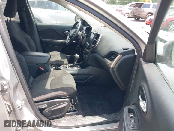 2016 Jeep Cherokee Latitude with VIN 1C4PJLCB3GW176901, listed as a IAAI auction lot 42019983 with 141,104 mi miles and . Bid and sale history available at DreamBid. Image 5.