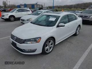 2013 Volkswagen Passat SE z VIN 1VWBM7A32DC101749, wystawiony jako IAAI lot #41836320 z przebiegiem 83 725 mil mil oraz . Historia ofert i sprzedaży dostępna na DreamBid. Obrazek 2.