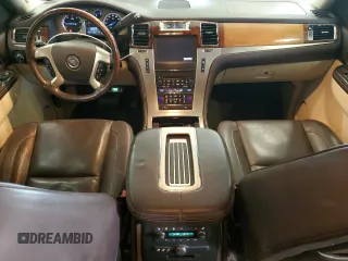 2011 Cadillac Escalade Platinum Edition z VIN 1GYS4DEF6BR193040, wystawiony jako Copart lot #56910155 z przebiegiem 132 754 mil mil oraz Szkoda całkowita • Salvage title. Historia ofert i sprzedaży dostępna na DreamBid. Obrazek 8.