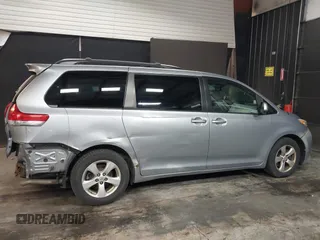2014 Toyota Sienna LE AAS z VIN 5TDKK3DC5ES506503, wystawiony jako IAAI lot #42076671 z przebiegiem 320 016 mil mil oraz . Historia ofert i sprzedaży dostępna na DreamBid. Obrazek 14.