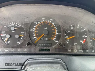 1994 Mercedes-Benz SL z VIN WDBFA63E0RF094472, wystawiony jako Copart lot #58923925 z przebiegiem 55 706 mil mil oraz Tytuł czysty. Historia ofert i sprzedaży dostępna na DreamBid. Obrazek 8.