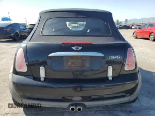 2005 MINI Convertible S z VIN WMWRH33415TF80610, wystawiony jako Copart lot #52642865 z przebiegiem 82 141 mil mil oraz Szkoda całkowita • Salvage title. Historia ofert i sprzedaży dostępna na DreamBid. Obrazek 6.