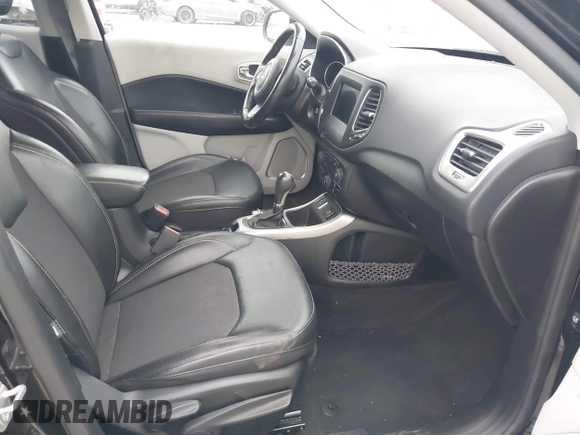2019 Jeep Compass Altitude z VIN 3C4NJCBB2KT815146, wystawiony jako IAAI lot #41728255 z przebiegiem 50 852 mil mil oraz . Historia ofert i sprzedaży dostępna na DreamBid. Obrazek 5.