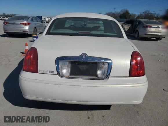 2000 Lincoln Town Car Signature z VIN 1LNHM82W2YY813274, wystawiony jako Copart lot #47288135 z przebiegiem 110 192 mil mil oraz Czysty tytuł • Clean title. Historia ofert i sprzedaży dostępna na DreamBid. Obrazek 6.