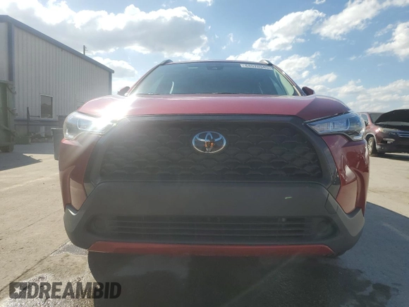2022 Toyota Corolla Cross LE z VIN 7MUCAAAG1NV005567, wystawiony jako Copart lot #44578945 z przebiegiem 51 180 mil mil oraz Szkody całkowita. Historia ofert i sprzedaży dostępna na DreamBid. Obrazek 5.