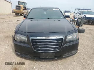 2014 Chrysler 300 S z VIN 2C3CCABG7EH272797, wystawiony jako Copart lot #54774145 z przebiegiem 139 587 mil mil oraz Szkoda całkowita • Salvage title. Historia ofert i sprzedaży dostępna na DreamBid. Obrazek 5.