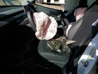 2024 Tesla Model 3 z VIN 5YJ3E1EA6RF734033, wystawiony jako Copart lot #52305665 z przebiegiem 21 081 mil mil oraz Szkoda całkowita • Salvage title. Historia ofert i sprzedaży dostępna na DreamBid. Obrazek 7.