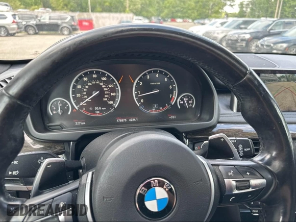 2015 BMW X5 xDrive50i z VIN 5UXKR6C56F0J75840, wystawiony jako IAAI lot #42409738 z przebiegiem 178 875 mil mil oraz . Historia ofert i sprzedaży dostępna na DreamBid. Obrazek 7.