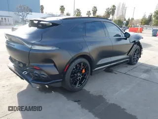 2023 Aston Martin DBX 707 z VIN SD7VUJBW8PTV07531, wystawiony jako IAAI lot #41608734 z przebiegiem 8476 mil mil oraz . Historia ofert i sprzedaży dostępna na DreamBid. Obrazek 4.