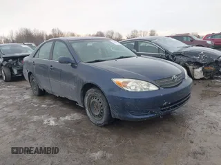 2002 Toyota Camry LE z VIN 4T1BE32K82U523428, wystawiony jako IAAI lot #41708001 z przebiegiem 244 983 mil mil oraz . Historia ofert i sprzedaży dostępna na DreamBid. Obrazek 1.