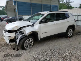 2025 Jeep Compass Latitude z VIN 3C4NJDBN8ST556128, wystawiony jako Copart lot #54416825 z przebiegiem 4 209 mil mil oraz Szkoda całkowita • Salvage title. Historia ofert i sprzedaży dostępna na DreamBid. Obrazek 1.
