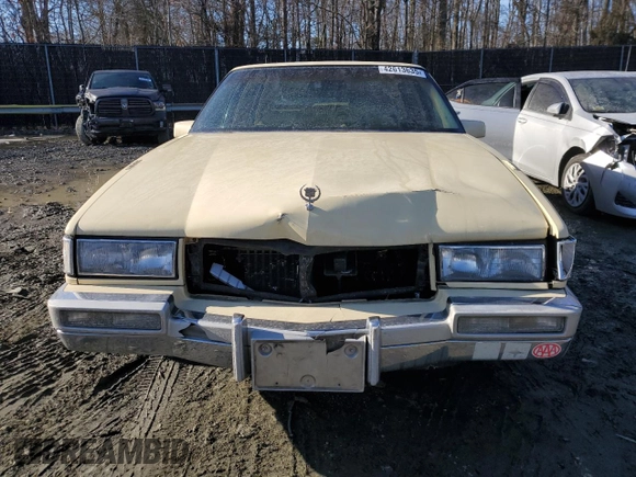 1990 Cadillac DeVille z VIN 1G6CD5333L4256377, wystawiony jako Copart lot #42613635 z przebiegiem 136 754 mil mil oraz Szkoda całkowita • Salvage title. Historia ofert i sprzedaży dostępna na DreamBid. Obrazek 5.