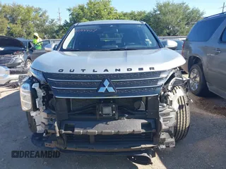 2024 Mitsubishi Outlander ES z VIN JA4J3UA8XRZ015082, wystawiony jako IAAI lot #42244407 z przebiegiem 18 885 mil mil oraz . Historia ofert i sprzedaży dostępna na DreamBid. Obrazek 13.