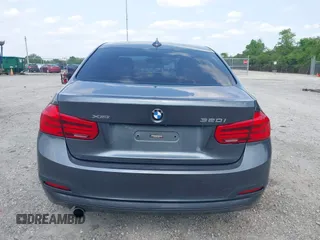 2018 BMW 3 Series 320i xDrive z VIN WBA8A3C55JA358857, wystawiony jako IAAI lot #42464459 z przebiegiem 72 068 mil mil oraz . Historia ofert i sprzedaży dostępna na DreamBid. Obrazek 17.