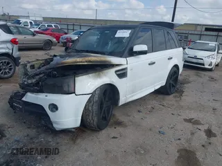 2011 Land Rover Range Rover Sport HSE z VIN SALSF2D40BA260128, wystawiony jako IAAI lot #41520917 z przebiegiem Nie podano mil oraz . Historia ofert i sprzedaży dostępna na DreamBid. Obrazek 2.