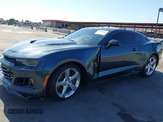 2023 Chevrolet Camaro ZL1 z VIN 1G1FK1R6XP0105522, wystawiony jako IAAI lot #42100363 z przebiegiem 8 771 mil mil oraz . Historia ofert i sprzedaży dostępna na DreamBid. Obrazek 2.
