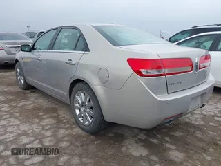 2010 Lincoln MKZ z VIN 3LNHL2GCXAR750346, wystawiony jako IAAI lot #42182751 z przebiegiem 119 104 mil mil oraz . Historia ofert i sprzedaży dostępna na DreamBid. Obrazek 3.