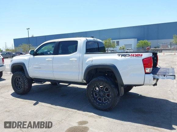 2017 Toyota Tacoma SR5 z VIN 3TMCZ5AN7HM095515, wystawiony jako IAAI lot #42150909 z przebiegiem 70 603 mil mil oraz . Historia ofert i sprzedaży dostępna na DreamBid. Obrazek 14.