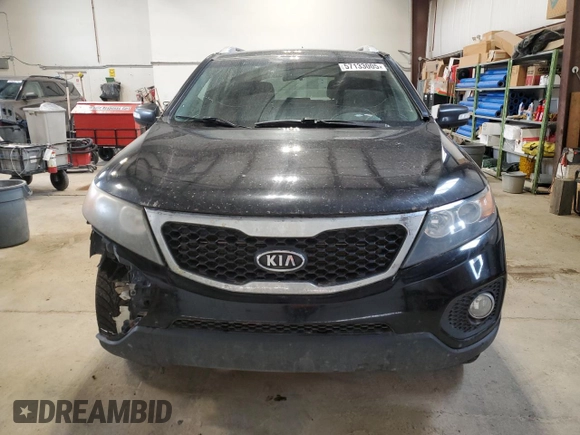 2012 Kia Sorento LX z VIN 5XYKTCA62CG209291, wystawiony jako Copart lot #57133005 z przebiegiem 423 888 mil mil oraz Czysty tytuł • Clean title. Historia ofert i sprzedaży dostępna na DreamBid. Obrazek 5.