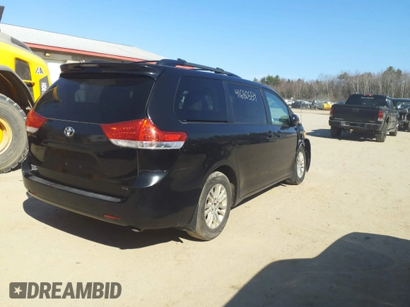 2012 Toyota Sienna XLE AAS z VIN 5TDYK3DC5CS186980, wystawiony jako IAAI lot #41680554 z przebiegiem 330 023 mil mil oraz . Historia ofert i sprzedaży dostępna na DreamBid. Obrazek 4.