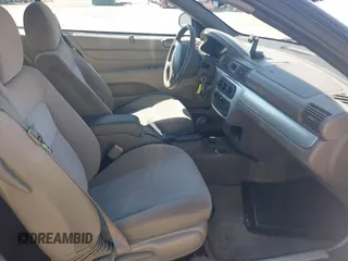 2005 Chrysler Sebring Touring z VIN 1C3EL55R55N704615, wystawiony jako IAAI lot #42469660 z przebiegiem 133 744 mil mil oraz . Historia ofert i sprzedaży dostępna na DreamBid. Obrazek 5.