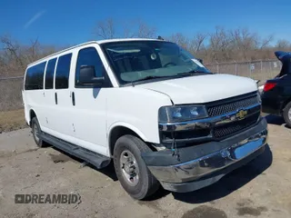 2020 Chevrolet Express Passenger LT z VIN 1GAZGPFG3L1206212, wystawiony jako IAAI lot #41596765 z przebiegiem 151 839 mil mil oraz . Historia ofert i sprzedaży dostępna na DreamBid. Obrazek 1.