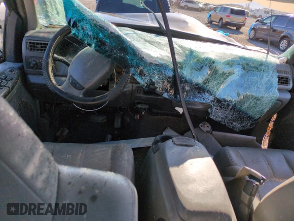 2002 Ford F-250 XL z VIN 1FTNW21F72EA24675, wystawiony jako Copart lot #50554575 z przebiegiem Nie podano mil oraz Nie do naprawy • Non repairable. Historia ofert i sprzedaży dostępna na DreamBid. Obrazek 8.