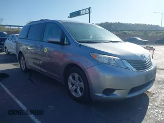 2011 Toyota Sienna LE AAS z VIN 5TDKK3DC8BS163200, wystawiony jako IAAI lot #42523991 z przebiegiem 260 470 mil mil oraz . Historia ofert i sprzedaży dostępna na DreamBid. Obrazek 1.