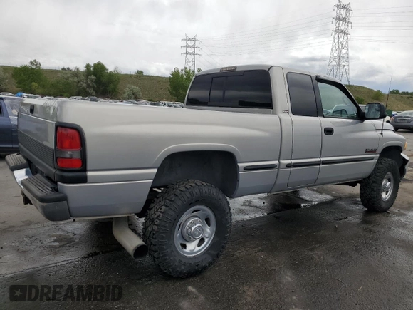 1999 Dodge 2500 z VIN 1B7KF2361XJ509781, wystawiony jako Copart lot #57282495 z przebiegiem 135 666 mil mil oraz Szkoda całkowita • Salvage title. Historia ofert i sprzedaży dostępna na DreamBid. Obrazek 3.