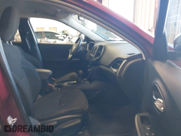 2019 Jeep Cherokee Latitude z VIN 1C4PJMCB7KD127453, wystawiony jako IAAI lot #42100924 z przebiegiem 97 414 mil mil oraz . Historia ofert i sprzedaży dostępna na DreamBid. Obrazek 5.