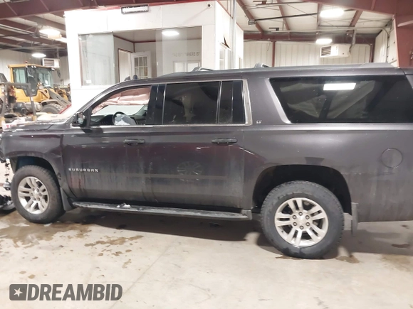 2018 Chevrolet Suburban LT z VIN 1GNSKHKC7JR173463, wystawiony jako IAAI lot #41640353 z przebiegiem Nie podano mil oraz . Historia ofert i sprzedaży dostępna na DreamBid. Obrazek 14.