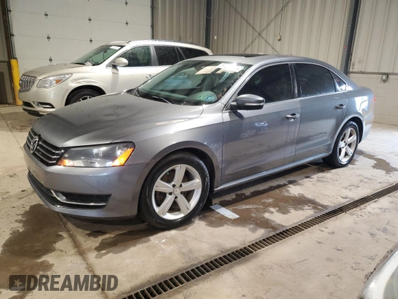 2012 Volkswagen Passat SE z VIN 1VWBP7A39CC080551, wystawiony jako Copart lot #57606895 z przebiegiem 154 965 mil mil oraz Czysty tytuł • Clean title. Historia ofert i sprzedaży dostępna na DreamBid. Obrazek 1.