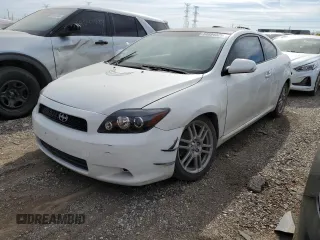 2008 Scion tC Spec z VIN JTKDE167980234431, wystawiony jako Copart lot #54694025 z przebiegiem 130 319 mil mil oraz Szkoda całkowita • Salvage title. Historia ofert i sprzedaży dostępna na DreamBid. Obrazek 1.