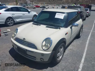 2006 MINI Hardtop с VIN WMWRC33586TK71206, выставлен на аукционе IAAI как лот 42687287 с пробегом 138 086 миль миль и . История ставок и продаж доступна на DreamBid. Изображение 2.