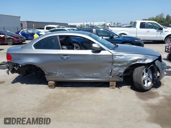 2011 BMW 1 Series 128i z VIN WBAUP9C58BVL89949, wystawiony jako IAAI lot #42086813 z przebiegiem 115 723 mil mil oraz . Historia ofert i sprzedaży dostępna na DreamBid. Obrazek 6.