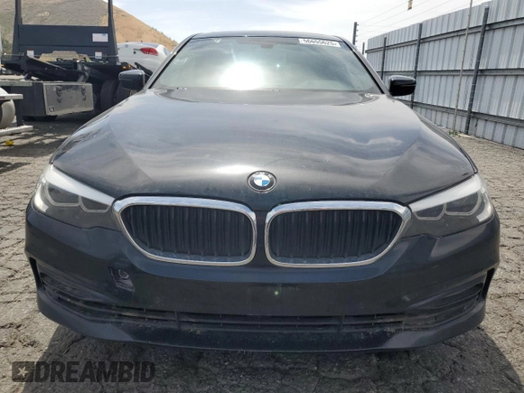 2018 BMW 5 Series 540i z VIN WBAJE5C54JG917667, wystawiony jako Copart lot #56655625 z przebiegiem 99 236 mil mil oraz Czysty tytuł • Clean title. Historia ofert i sprzedaży dostępna na DreamBid. Obrazek 5.